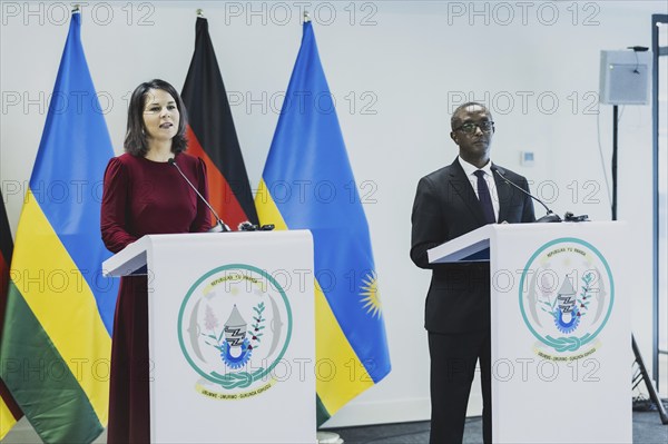 (L-R) Annalena Baerbock (Buendnis 90 Die Gruenen), Bundesaussenministerin, und Vincent Biruta, Aussenminister von Ruanda, aufgenommen im Rahmen einer Pressekonferenz nach einem gemeinsamen Gespraech in Kigali, 18.12.2023. Baerbock reist nach Ruanda fuer