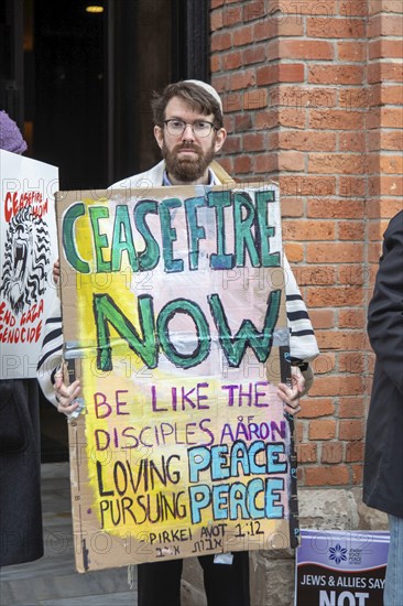 Detroit, Michigan USA, 7 November 2023, Members and supporters of Jewish Voice for Peace held a vigil outside Congressman Shri Thanedar's office, calling for him to support a ceasefire in the war in Gaza. The group said Gaza is a graveyard for children.