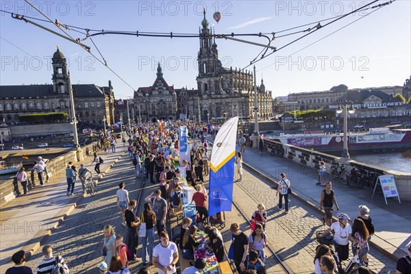 Dresden eats colourfully on Augustusbrücke and Schlossplatz. The motto of this year's banquet is Dresden divides and aims to focus on living together, humanity, humanity and good neighbourliness