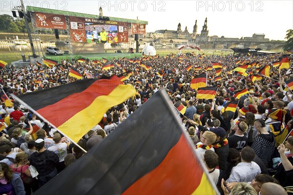 Public viewing on the banks of the Elbe in Dresden, as here for the 2006 European Football Championships, will also take place in 2010 on the grounds of the Filmnächte am Elbufer, where the matches from South Africa will be broadcast on a screen