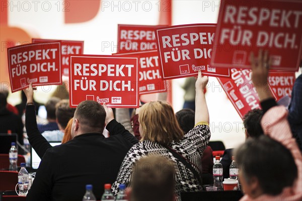 Impression aufgenommen im Rahmen des Bundesparteitages des Sozialdemokratische Partei Deutschland (SPD) in Berlin, 08.12.2023. Von Freitag bis Sonntag beraten die Delegierten ueber aktive Standort- und Industriepolitik, ein Jahrzehnt der Zukunftsinvestit