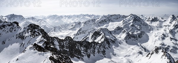 View of snow-covered mountain panorama, view from Sulzkogel, in the back summit Gamskogel and Hochreichkopf, Kühtai, Stubai Alps, Tyrol, Austria, Europe