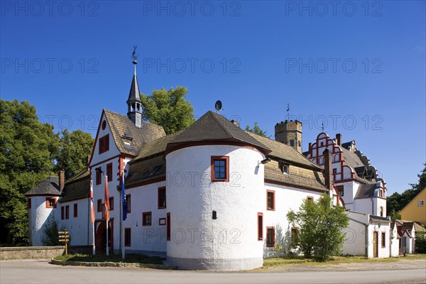 The castle, which developed from a medieval moated castle with towers, curtain wall and moat and the park bordering the Pleiße, was rebuilt in the 19th century by the Münchhausen family. They were expropriated in 1945 and some of the Gothic furnishings were moved to Altenburg. Today the castle serves as a youth hostel