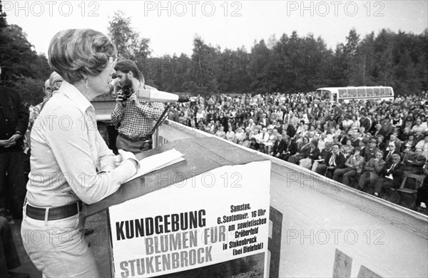 Blumen fuer Stukenbrock die Totenehrung sowjetischen NS-Opfer am 6.9.1975 ist eine Veranstaltung zum Teichen der Versoehnung in Stukenbrock bei Bielefeld. Prof.Dr. Uta Ranke.Heinemann, Germany, Europe