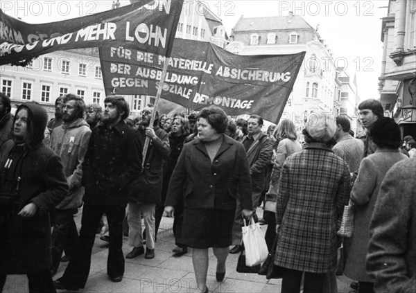 Students, mostly from universities in North Rhine-Westphalia, demonstrated through Bonn city centre for more education subsidies (Bafoeg) and wages and against inflation on 5.12.1974, Germany, Europe