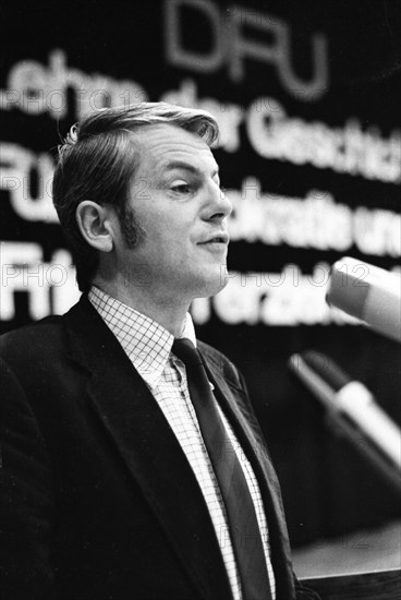 The educational policy conference of the German Peace Union (DFU) brought teachers and pedagogues together for a colloquium on 25.5.1975 in Siegen.N.N. at the lectern, Germany, Europe