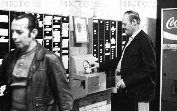 Workers and employees at the time clock of the Pohlschroeder company in Dortmund, Germany, on 01.08.1974, Europe