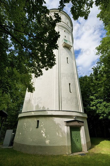 The white Radebeul water tower from 1917, also known as the Franzosenturm, which can be seen from afar on the edge of the slope in Radebeul-West, is a technical monument that characterises the townscape. The address Am Wasserturm at the end of Burgstraße 5 belongs to Kötzschenbroda Oberort