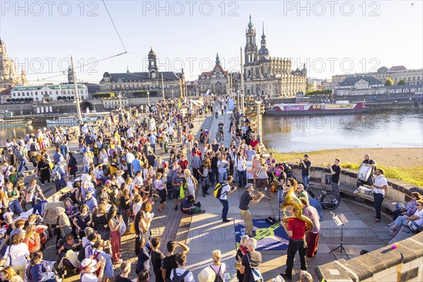 Dresden eats colourfully on Augustusbrücke and Schlossplatz. The motto of this year's banquet is Dresden divides and aims to focus on living together, humanity, humanity and good neighbourliness