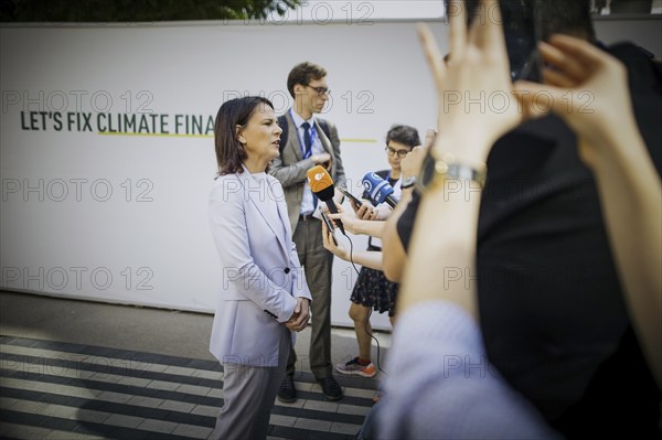 Annalena Baerbock (Buendnis 90 Die Gruenen), Bundesaussenministerin, gibt Vertretern der Presse ein Statement, aufgenommen im Rahmen COP28 in Dubai, 09.12.2023