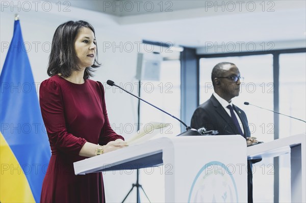 (L-R) Annalena Baerbock (Buendnis 90 Die Gruenen), Bundesaussenministerin, und Vincent Biruta, Aussenminister von Ruanda, aufgenommen im Rahmen einer Pressekonferenz nach einem gemeinsamen Gespraech in Kigali, 18.12.2023. Baerbock reist nach Ruanda fuer