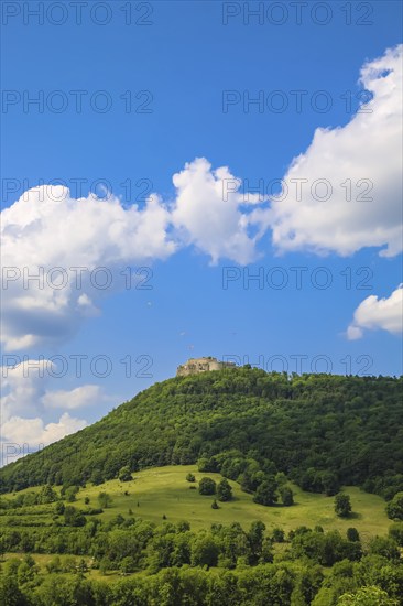 Hohenneuffen Castle, high medieval castle ruins of a large hilltop castle, ruins on the high fortress mountain, Weißjura rocks on the edge of the Swabian Alb, blue sky, clouds, paraglider, paragliding, Neuffen, Esslingen district, Baden-Württemberg, Germany, Europe