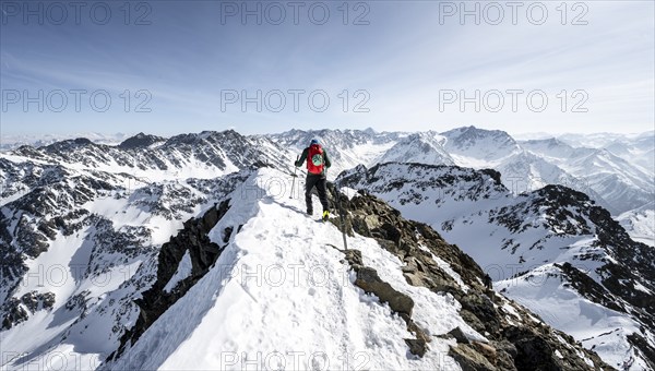 Ski tourers at the summit of the Sulzkogel, view of the peaks of the Stubai Alps, mountain panorama, Kühtai, Stubai Alps, Tyrol, Austria, Europe