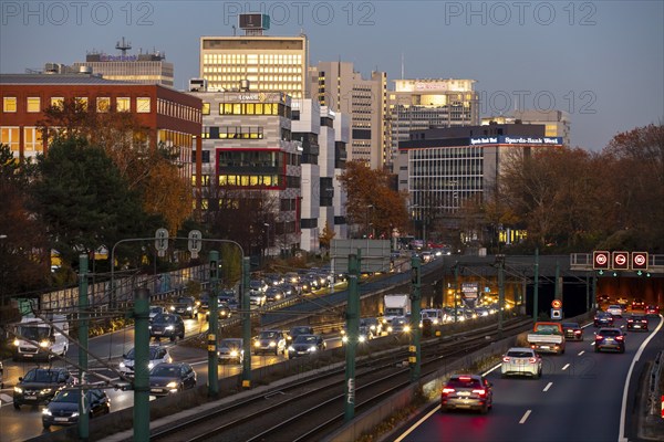 Motorway A40, Ruhrschnellweg, in Essen, route through the city centre, is affected by a possible diesel driving ban, Skyline, Essen, North Rhine-Westphalia, Germany, Europe