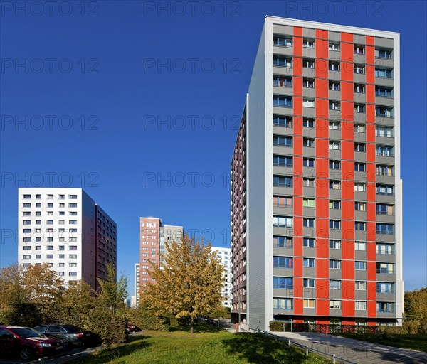 The 17-storey tower blocks from the 1970s are typical examples of GDR prefabricated housing. Following interior and exterior modernisation, they now characterise the cityscape of Dresden in a modern and contemporary way. As here on Zellescher Weg, they are used as student residences, among other things