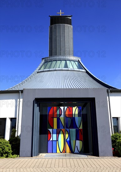 Two-leaf portal designed by Gerhard Böhm and colourful windbreak door made by Peter Luban, St. Christophorus motorway church, Himmelkron, Kulmbach district, Upper Franconia, Bavaria, Germany, Europe