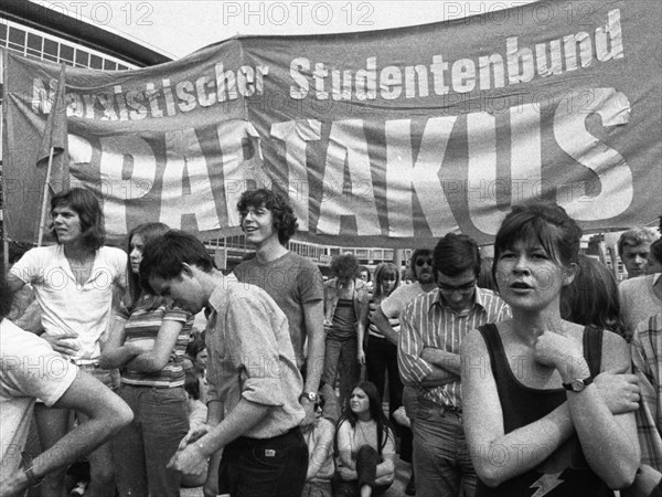 Student associations had called for this and students at Bonn University followed the call for a demonstration on 3.7.1971 against the war in Vietnam, Germany, Europe