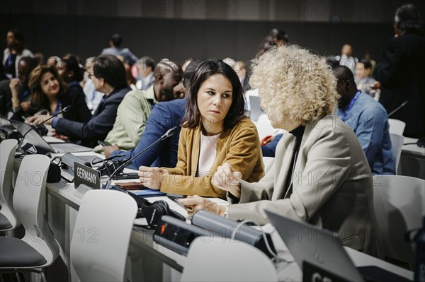 Annalena Baerbock (Buendnis 90 Die Gruenen), Bundesaussenministerin, Jennifer Lee Morgan, Staatssekretaerin und Sonderbeauftragte fuer internationale Klimapolitik im Auswaertigen Amt, aufgenommen im Plenum der COP28 in Dubai, 08.12.2023