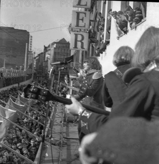 DEU, Germany, Dortmund: Personalities from politics, business and culture from the 50s Dortmund. Musicians from the famous group The Lords performing in the Westenhellweg shopping centre in 1965, Europe