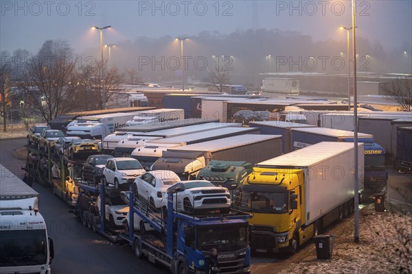 Heavy traffic on the A2 at the Bottrop-Süd service area, overcrowded lorry parking in the evening, Bottrop, North Rhine-Westphalia, Germany, Europe