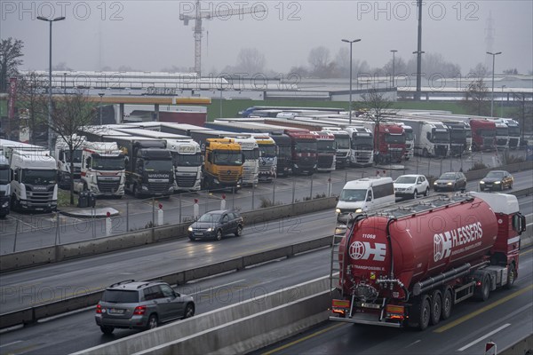 Heavy traffic on the A2 at the Bottrop-Süd service area, overcrowded lorry parking in the evening, Bottrop, North Rhine-Westphalia, Germany, Europe