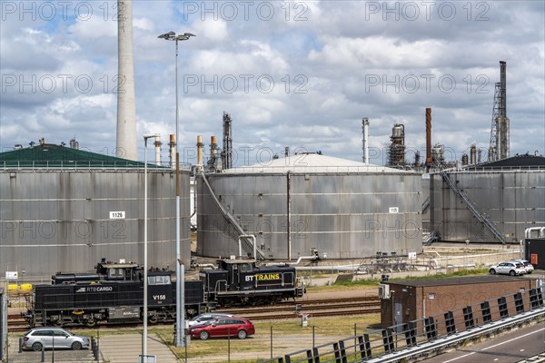 Shell Pernis refinery, largest refinery in Europe, production, logistics and tank facilities, production of various petroleum products such as petrol, paraffin, diesel, Rotterdam, Netherlands