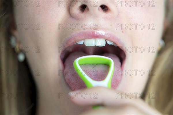 Bad breath, prevention by cleaning the tongue with a tongue brush