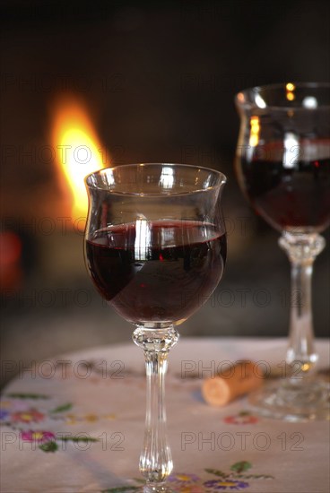 Red wine in glasses, nutrition, food, alcohol, food culture, open fire, romance, Hamburg, Hamburg, Federal Republic of Germany