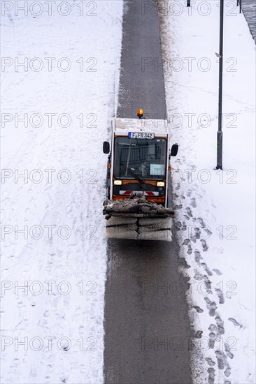 Winter onset, winter service, clearing snow and ice from pavements, sweeper, winter service tractor, Frankfurt, Hesse, Germany, Europe