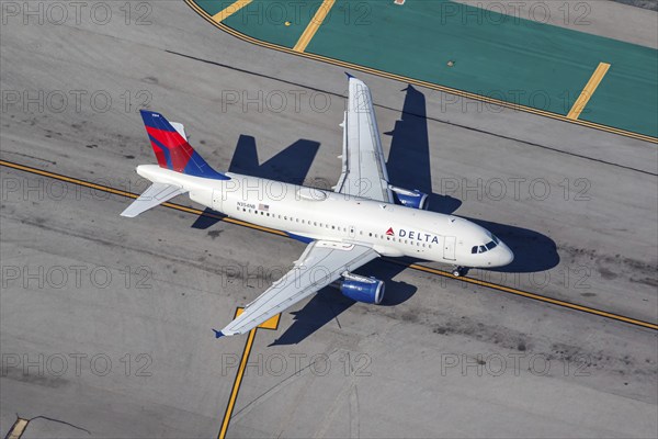 A Delta Air Lines Airbus A319 aircraft with the registration number N354NB at Los Angeles Airport, USA, North America