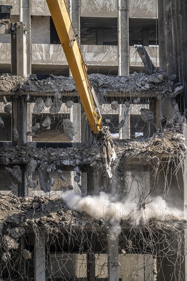 Construction site on Haroldstraße, demolition of a former office building, after complete gutting only the concrete parts remain, large excavator with cutting pliers cuts up concrete parts, steel wire, Düsseldorf, North Rhine-Westphalia, Germany, Europe