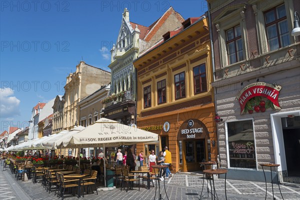 Cosy street café in a lively old town with historic architecture on a sunny day, town houses, old town, Brasov, Brasov, Transylvania, Romania, Europe