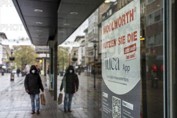 Woolworth department stores', shopping in the shop with the Luca app, third lockdown in the Corona crisis, empty shopping street, closed shops, hardly any passers-by, pedestrian zone Kettwiger Straße, Essen, North Rhine-Westphalia, Germany, Europe