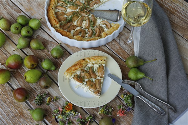 Tart with Gaishirtle and sheep's cheese, Stuttgarter Gaishirtle, pear variety, fruit, table decoration, thyme, baking, typical Swabian, Swabian cuisine, traditional cuisine reinterpreted, vegetarian, plate, cutlery, knife, fork, food photography, studio, Germany, Europe