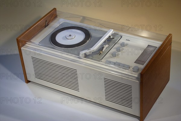 Braun Radio sk 61, built approx. 1962, analogue receiver with record player, famous design model, designed by Hans Gugelot and Dieter Rams, Hamburg, Hamburg, Federal Republic of Germany