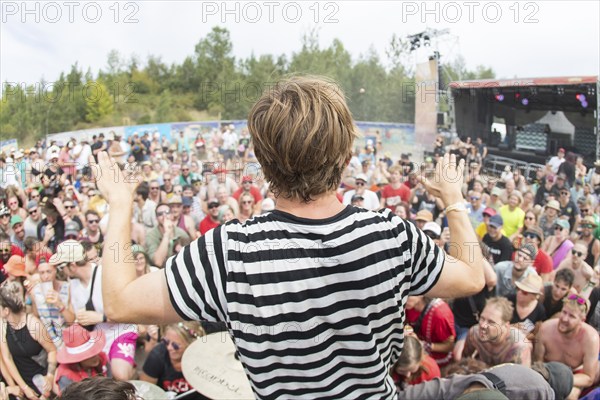 Beat Schmutz, singer of the band Schmutzki on the beach in front of the Becks Beach Stage at the Highfield Festival on Saturday, Störmthaler See, 17.08.2024