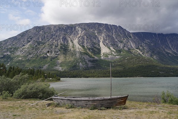 Old boat on the shore of Bennett Lake, Chilkoot Trail, Gold Rush, Yukon Territory, Canada, North America