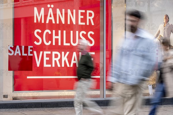 Shop window of a clothing shop, clearance sale, sale, slogan Männer Schluß Verkauf, on Westenhellweg, North Rhine-Westphalia, Germany, Europe