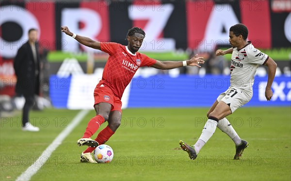 Omar Traoré 1. FC Heidenheim 1846 FCH (23) in a tackle, action, against Amine Adli Bayer 04 Leverkusen (21), Voith-Arena, Heidenheim, Baden-Württemberg, Germany, Europe