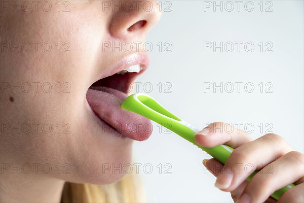 Bad breath, prevention by cleaning the tongue with a tongue brush