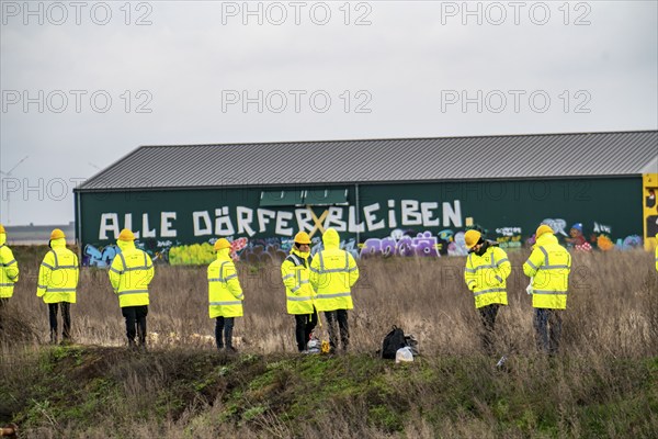 At the hamlet of Lützerath, at the Garzweiler 2 open-cast lignite mine, the RWE Group erects a double-grid fence around the entire area while the police are clearing the occupied camp, Erkelenz, North Rhine-Westphalia, Germany, Europe