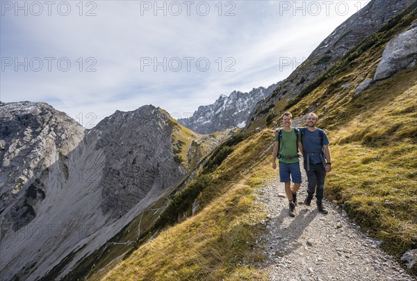 Two cheerful, friendly mountaineers on a hiking trail, way to Lamsenjochhütte, Eng, Karwendel, Tyrol, Austria, Europe