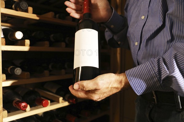 Symbolic image: Sommelier presents a bottle of red wine