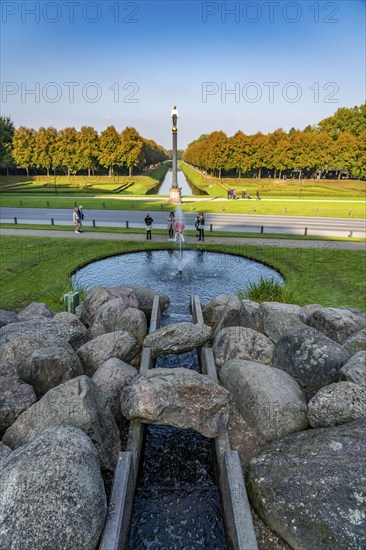 Historic baroque gardens in Kleve, from the 17th century, amphitheatre on the Springenberg, sculpture of the New Iron Man, spa town of Kleve, North Rhine-Westphalia, Germany, Europe