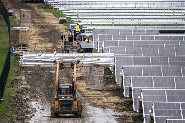 Construction of a solar park in Neukirchen-Vluyn, over 10, 000 solar modules will be installed on 4.2 hectares, which will then generate 6 million kilowatt hours per year, North Rhine-Westphalia, Germany, Europe