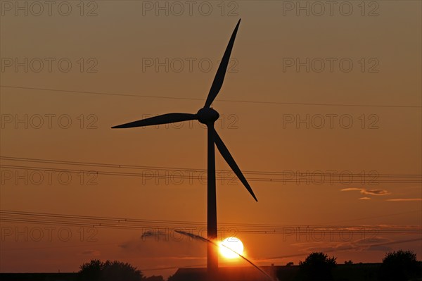 Sunset, wind power plant, field irrigation, silhouettes, Melbeck, Samtgemeinde Ilmenau, Lower Saxony, Germany, Europe