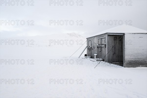 Fence, wooden house, Swedish-Finnish research station Kinnvika, wintry, snowy landscape, Murchisonfjord, Nordaustland, Svalbard and Jan Mayen archipelago, Norway, Europe