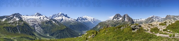 Mountain panorama with glaciated peaks, Aiguille du Midi and Mont Blanc, Aiguille de Mesure and Aiguille de Chamois, hike to Aiguillette des Posettes, Chamonix, Haute-Savoie, France, Europe