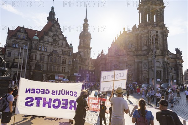 Election campaign event of the Sahra Wagenknecht BSW alliance on Dresden's Schlossplatz. Counter-demonstrators on the steps to Brühl's Terrace, State election campaign in Saxony, Dresden, Saxony, Germany, Europe