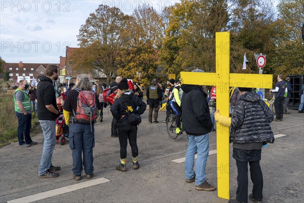 Protest action against the demolition of the village of Lützerath in the Rhenish lignite mining area, which is to make way for the expansion of the Garzweiler II open-cast mine, several thousand participants at the demonstration in Lützerath, North Rhine-Westphalia, Germany, Europe